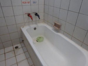 Roong Aroon hot spring bathtub